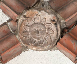 Gewölbeschlussstein mit Gesicht und Blaetterkranz vom Haus Spandauer Str. 21, ehem. Hofpostamt;