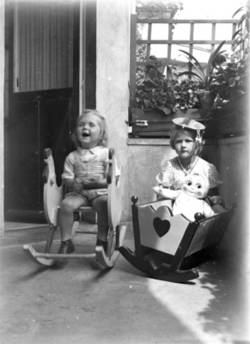 Kleine Mädchen, auf Balkon sitzend (Braunlager Straße 16E, Ilse und Waltraud)
