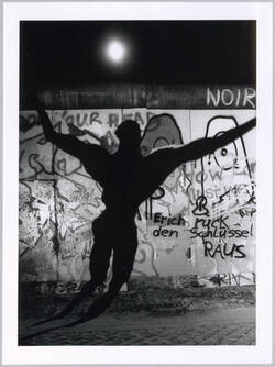 "Skulptur 'Der Flug' von Rainer Fetting Photoaktion am 19./20. Juli 1989 Zeit 0.30Uhr"