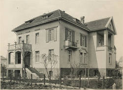 Landhaus in Groß-Lichterfelde, Drakestraße 50. Ansicht von der Straße her.