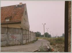 "Haus im Grenzgebiet, nähe Teltow / b. Berlin. Mauer mit Stacheldraht, beleuchtete Kontrollstraße für die Grenzer, Wachtürme"