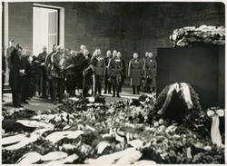 Volkstrauertag in Berlin. Hindenburg und Hitler beim stillen Gebet im Reichsehrenmal.