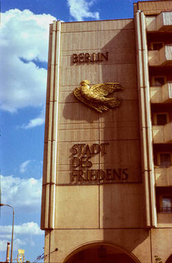 Plattenbaufassadenschmuck "Berlin Stadt des Friedens"