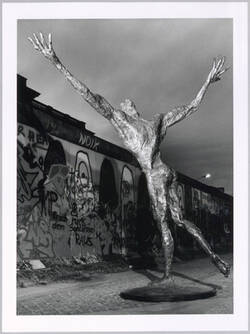 "Skulptur 'Der Flug' von Rainer Fetting Photoaktion am 19./20. Juli 1989 an der Mauer  Zeit 2.30Uhr"