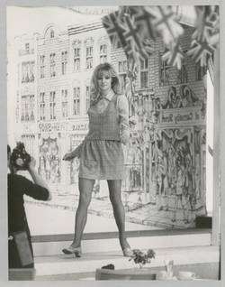 Zu Gast im KaDeWe ist zur Zeit Englands prominenteste Mini-Mode-Schöpferin: Mary Quant. ...