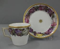 Tasse mit Unterschale, Iris-Blumenborten