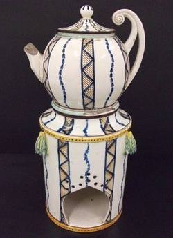 Teekanne mit Warmhalteuntersatz, ornamentaler Dekor