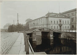 Museumsstraße 5 und Eiserne Brücke