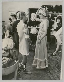 Englands zur Zeit wohl prominenteste Mini-Mode-Schöpferin Mary Quant ist zur Zeit im Rahmen der Englischen Woche zu Gast  im KaDeWe. ...