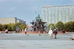Neptunbrunnen. Im Hintergrund das Palasthotel an der Karl-Liebknecht-Straße