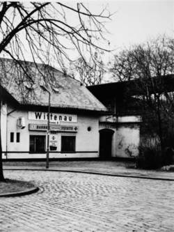 Stillgelegt: Wittenau. (Bahnhofsvorplatz mit Bahnhofsgaststätte / 1 Kremmener Bahn 5)