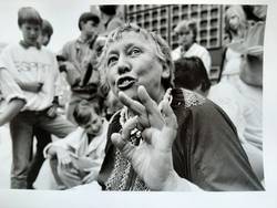 13tlg. Fotoserie von Thomas Marx über Helga Goetze vom 8. 5. 1985 bis 20.9.1986 vor der Kaiser-Wilhelm-Gedächtniskirche