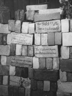 Inschriften auf den mitgebrachten Ziegelsteinen für das neue Berliner Operetten-Theater;
