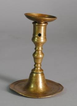 Tellerfußleuchter aus Bronze mit flachem leicht verbogenem Fuß