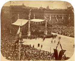 Einzug der Truppen am 16. Juni 1871. Pariser Platz. Baldachin am Eingang zur Mittelpromenade;