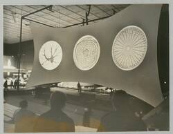 o.T., Diaprojektion von Mikroskopaufnahmen. Industrieausstellung Berlin 1968