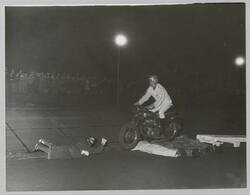 o.T., Motorrad springt über 5 auf der Straße liegende Personen. Stuntshow "Hell Drivers"