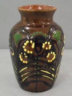 Majolika-Vase, floraler Dekor;