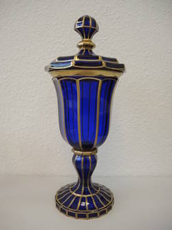 Prunk-Deckelpokal aus blauem Glas mit vergoldeten Längsrippen