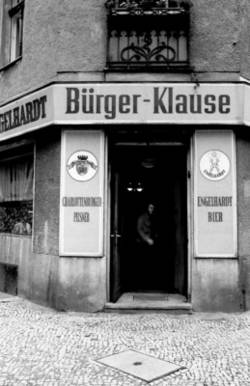 o.T., Eck-Kneipe/Lokal/Gaststätte "Bürger-Klause" mit Werbung für Charlottenburger Pilsner