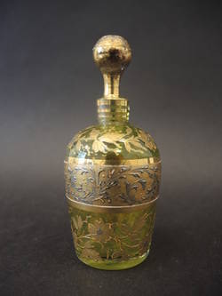 Parfümfläschchen aus Glas mit Goldreliefmalerei