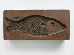 Zweiseitiger Holzmodel mit Darstellungen eines Fisches und Knecht Rupprecht