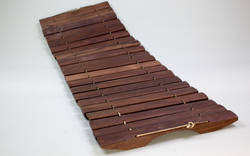 Xylophon mit fest angebundenen Holzstäben;