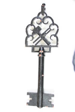 Handwerkszeichen in Form eines großen Schlüssels;