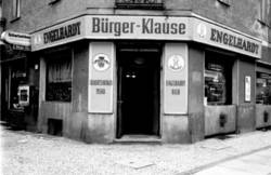 o.T., Eck-Kneipe/Lokal/Gaststätte "Bürger-Klause" mit Werbung für Charlottenburger Pilsner und Engelhardt-Bier