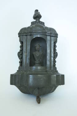 Zinn-Wasserbehälter mit gedrehten Säulen und Nischenfigur;