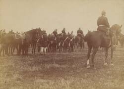 Angehörige des deutschen Heeres, teils zu Pferde, auf einem Feld