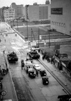 Mauerbau. Panzer und Militär-Jeeps am Checkpoint Charlie. [Repro?]