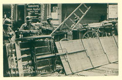 "Barrikaden i.d. Kommandantenstr."; vier Soldaten der Regierungstruppen, im Hintergrund: Restaurant "Gutenberg"