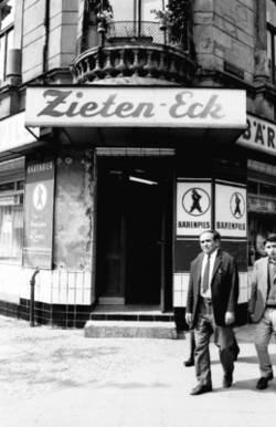 o.T., Straßenszene vor der Eck-Kneipe/Lokal/Gaststätte "Zieten-Eck", mit Werbung für Bärenpils