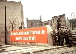 Mauerbau. NVA-Soldaten an einem Mauerabschnitt mit einer Propaganda-Parole. [Repro?]