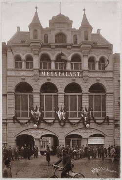 Messpalast, Alexandrinenstraße 110, am Tage der Eröffnung 1896
