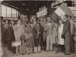 Olympia 1936. Die indische Olympia-Mannschaft bei der Ankunft am Bahnhof Friedrichstrasse.