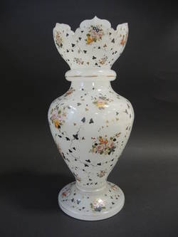 Alabasterglasvase mit Blumen- und Blattrankendekor