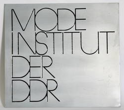 Firmenschild des Modeinstituts der DDR