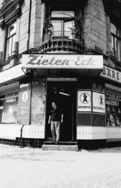 o.T., Eck-Kneipe/Lokal/Gaststätte "Zieten-Eck", mit Werbung für Bärenpils