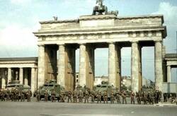 Angehörige der Kampfgruppen riegeln als „lebende Mauer“ das Brandenburger Tor ab. [Repro?]