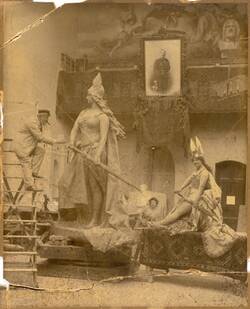 Der Bildhauer Eugen Boermel in seinem Atelier mit der Schauspielerin Cecilie Carola als Modell zur Borussia für das 1903 errichtete Reiterdenkmal Kaiser Wilhelm I.  in Danzig