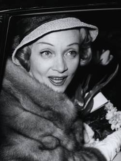 Marlene Dietrich Abfahrt vom Flughafen Tegel