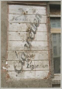 "Motive aus dem Osten Berlins 1993-1998. Zigarren, Zigaretten"