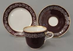 Tasse mit zwei Unterschalen, ornamentales Muster