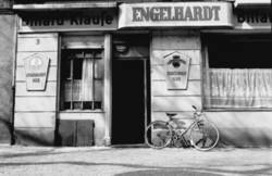 o.T., Kneipe/Lokal/Gaststätte "Billard-Klause" mit Werbung für Engelhardt-Bier, davpr ein Fahrrad