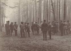 Kaiser Wilhelm II nebst Jagdgesellschaft in einem Wald