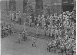 "Kaiser´s Geburtstag" Kaiser Wilhelm II. und Gefolge, vor dem Zeughaus eine Parade Unter den Linden abnehmend. Im Vordergrund ein Musikkorps