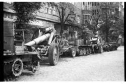 Düsseldorfer Straße, Blickrichtung Ost zur Kreuzung Emser Straße. Militärfahrzeuge (Vorn: sWS,  Mitte: Sd.Kfz. 8, Hinten: sWS  und Artillerie: 21 cm Mörser 18)