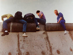 Männer auf der Berliner Mauer;